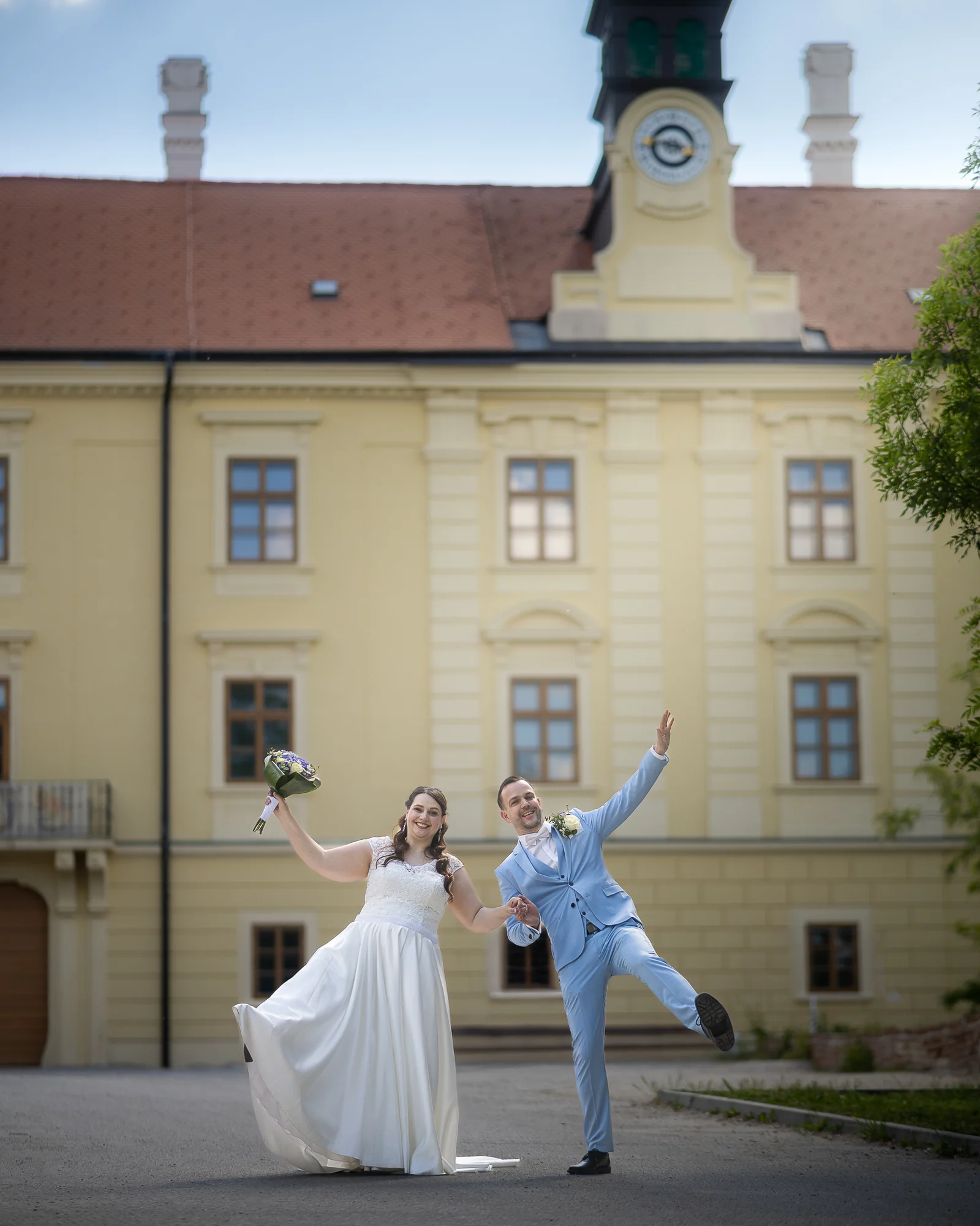 Novomanželia na nádvorí Hlohovského zámku