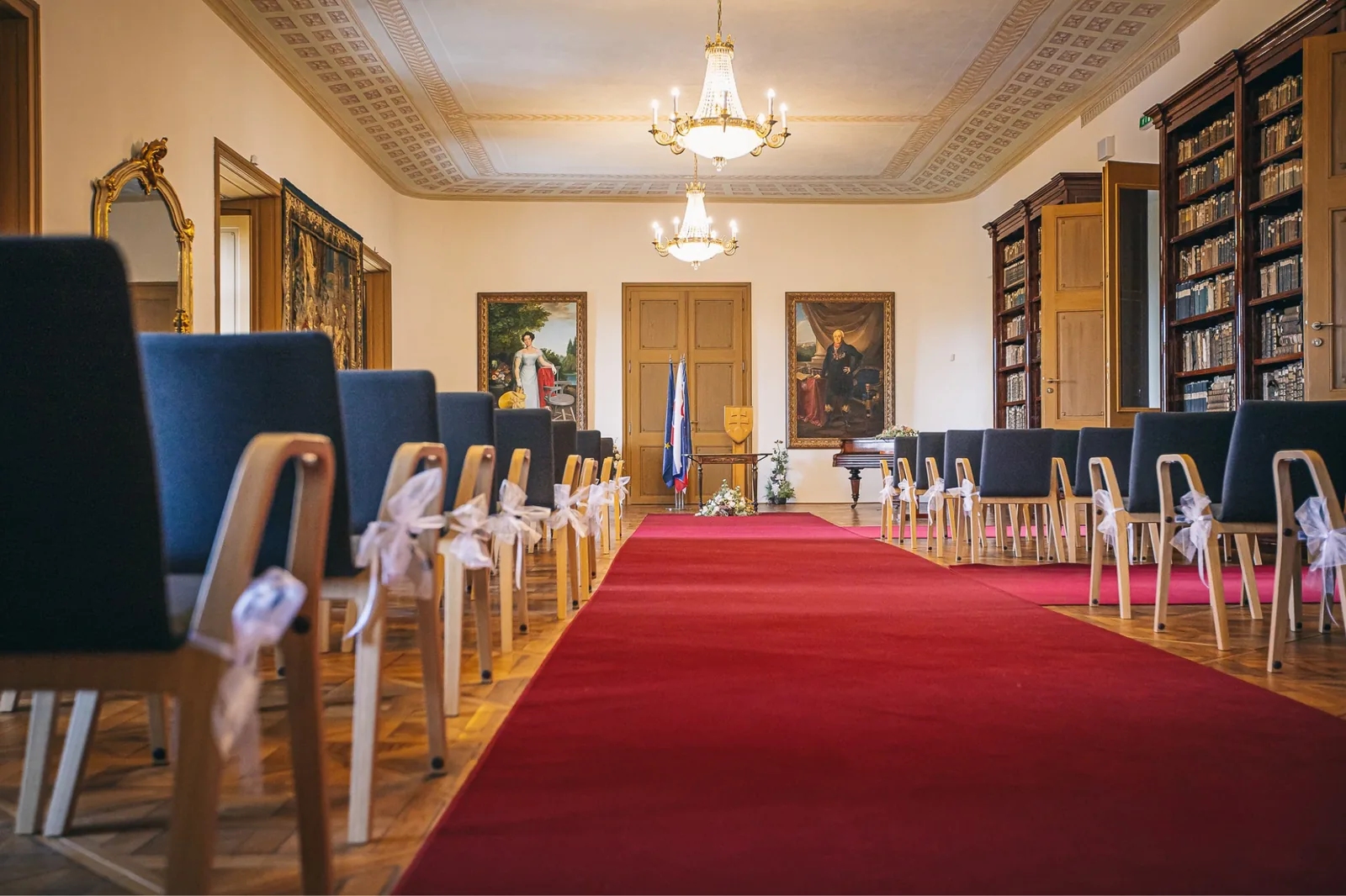 Zámocká knižnica pripravená na svadobný obrad